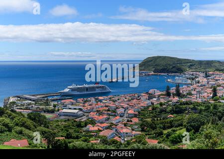 Blick über die Stadt Horta auf der Insel Faial befindet sich ein Kreuzschiff im Hafen, Azoren, Portugal. Stockfoto