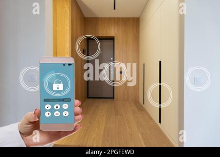 Nahaufnahme Smartphone in weiblicher Hand mit Smart-Home-System-App-Schnittstelle auf Handybildschirm, junge Frau, die alle Systeme des Hauses per Telefon steuert Stockfoto