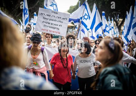 Tel Aviv, Israel. 22. März 2023. Ältere Frauen tanzen während eines Protestes gegen die Justizreform. In Jerusalem und Tel Aviv fanden Proteste gegen die Justizreform der Regierung statt, wobei mehrere Regierungsminister ins Visier genommen wurden, als die Koalition ihre umstrittenen Pläne vorantreibt. Kredit: SOPA Images Limited/Alamy Live News Stockfoto