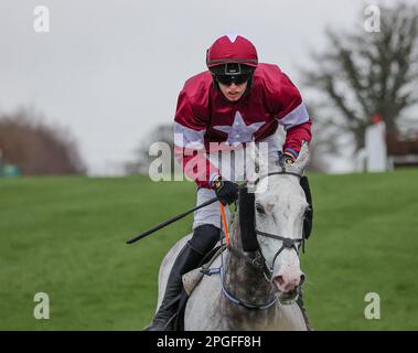 2023 Down Royal Racecourse Lisburn Nordirland. 17. März 2023. Bluegrass Stamm 30 Chase. Rennpferd Farclas (3), geritten von Jockey H C Swan und ausgebildet von Gordon Elliott. Stockfoto