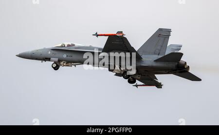 Die finnische Air Force Boeing FA-18 Hornet fliegt vom Luftwaffenstützpunkt RAF Fairford ab. Fairford, Großbritannien - 13. Juli 2018 Stockfoto