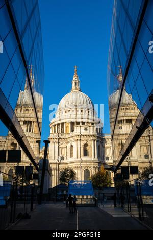 St Pauls Cathedral mit Reflexionen aus Glas im angrenzenden Gebäude, City of London, Großbritannien Stockfoto