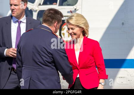 Ursula von der Leyen als Bundesministerin für Verteidigung Deutschlands verlässt die Internationale Luft- und Raumfahrtausstellung ILA per Hubschrauber. Berlin, Deutschland - M Stockfoto