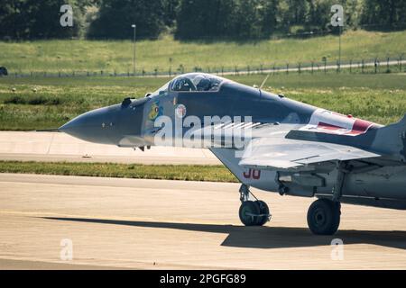 Die polnische Luftwaffe MiG-29 Fulcrum verlässt den Flughafen Berlin-Schönefeld. Berlin - 2. Juni 2016 Stockfoto