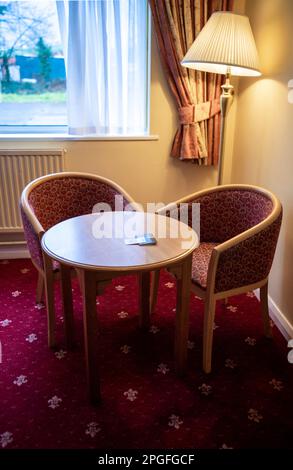 Stühle und Tisch im Hotelzimmer. Leer Stockfoto