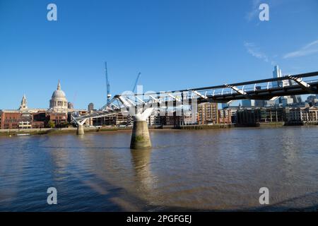 Millennium Bridge mit Blick auf St Pauls Cathedral und Büroblöcke in der City of London dahinter, South Bank, London, Großbritannien Stockfoto