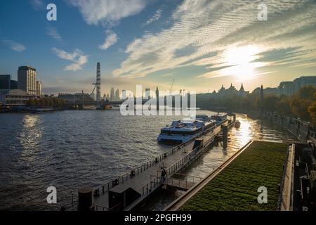 Blick auf die Themse in der Abenddämmerung von der Golden Jubilee Bridge (Hungerford Bridge) in Richtung London Eye und Westminster Bridge, London, Großbritannien Stockfoto