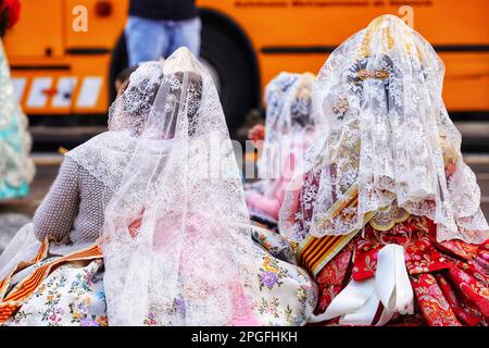 Eine Gruppe von Frauen in valencianischen traditionellen Kleidern, Fallera-Kostüm Stockfoto