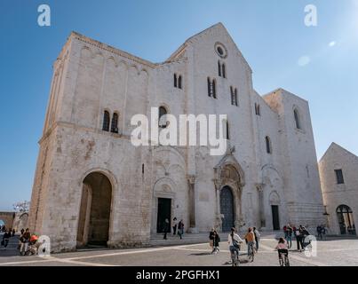 BARI, ITALIEN - 30. OKTOBER 2021: Basilika San Nicola am Piazza San Nicola Stadtplatz in Bari, Italien, an sonnigen Tagen Stockfoto