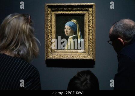 Amsterdam, Niederlande. 22. März 2023. Kunstliebhaber, alte und junge Leute, treffen Vermeers Gemälde „Girl with a Pearl Earring“ im Rijksmuseum. Die Show wird als ein einmaliges Erlebnis angesehen, in dem Vermeers Gemälde aus Museen auf der ganzen Welt zusammengeführt werden, und ist für die gesamte Show ausverkauft. Kredit: Anna Watson/Alamy Live News Stockfoto