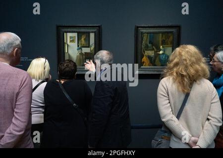 Amsterdam, Niederlande. 22. März 2023. Kunstliebhaber treffen sich im Rijksmuseum um um zwei Vermeer-Gemälde. Die Show wird als ein einmaliges Erlebnis angesehen, in dem Vermeers Gemälde aus Museen auf der ganzen Welt zusammengeführt werden, und ist für die gesamte Show ausverkauft. Kredit: Anna Watson/Alamy Live News Stockfoto