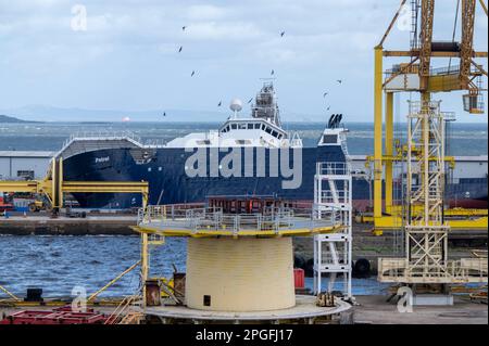 Edinburgh, Schottland. Mittwoch, 22 2023. März. Dreiunddreißig Menschen wurden verletzt, als ein Schiff in einem Trockendock umkippte. Der schottische Krankenwagen sagte, dass 21 Menschen nach dem Vorfall in Leith, Edinburgh, ins Krankenhaus gebracht wurden, während weitere 12 am Mittwochmorgen am Tatort behandelt und entlassen wurden. Der Krankenwagen sagte, dass 15 Patienten in die Edinburgh Royal Infirmary gebracht wurden, vier in das Western General Hospital und zwei in das Victoria Hospital. Kredit: Sandy Robinson/Alamy Live News Stockfoto