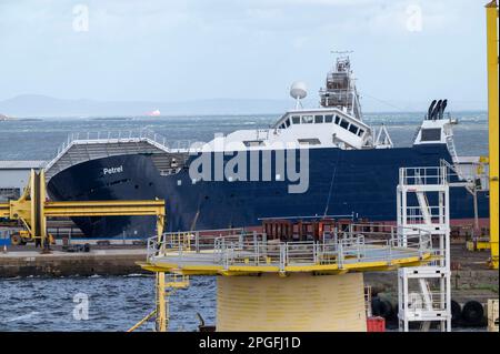 Edinburgh, Schottland. Mittwoch, 22 2023. März. Dreiunddreißig Menschen wurden verletzt, als ein Schiff in einem Trockendock umkippte. Der schottische Krankenwagen sagte, dass 21 Menschen nach dem Vorfall in Leith, Edinburgh, ins Krankenhaus gebracht wurden, während weitere 12 am Mittwochmorgen am Tatort behandelt und entlassen wurden. Der Krankenwagen sagte, dass 15 Patienten in die Edinburgh Royal Infirmary gebracht wurden, vier in das Western General Hospital und zwei in das Victoria Hospital. Kredit: Sandy Robinson/Alamy Live News Stockfoto