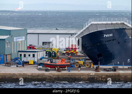 Edinburgh, Schottland. Mittwoch, 22 2023. März. Dreiunddreißig Menschen wurden verletzt, als ein Schiff in einem Trockendock umkippte. Der schottische Krankenwagen sagte, dass 21 Menschen nach dem Vorfall in Leith, Edinburgh, ins Krankenhaus gebracht wurden, während weitere 12 am Mittwochmorgen am Tatort behandelt und entlassen wurden. Der Krankenwagen sagte, dass 15 Patienten in die Edinburgh Royal Infirmary gebracht wurden, vier in das Western General Hospital und zwei in das Victoria Hospital. Kredit: Sandy Robinson/Alamy Live News Stockfoto