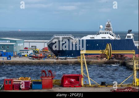 Edinburgh, Schottland. Mittwoch, 22 2023. März. Dreiunddreißig Menschen wurden verletzt, als ein Schiff in einem Trockendock umkippte. Der schottische Krankenwagen sagte, dass 21 Menschen nach dem Vorfall in Leith, Edinburgh, ins Krankenhaus gebracht wurden, während weitere 12 am Mittwochmorgen am Tatort behandelt und entlassen wurden. Der Krankenwagen sagte, dass 15 Patienten in die Edinburgh Royal Infirmary gebracht wurden, vier in das Western General Hospital und zwei in das Victoria Hospital. Kredit: Sandy Robinson/Alamy Live News Stockfoto