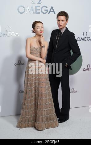 Zhou Dongyu und Eddie Redmayne, die an der internationalen Einführungsveranstaltung für Omega Aqua Terra Shades Uhren in den Embankment Galleries im Somerset House, London, teilnahmen. Bilddatum: Mittwoch, 22. März 2023. Stockfoto