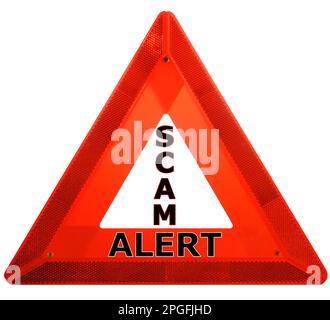 Ein rotes reflektierendes Warndreieck zeigt EINEN BETRUGSALARM an. Kann auf das Risiko eines betrügerischen Vorgehens hinweisen, um Geld von ahnungslosen oder leichtgläubigen Opfern zu erhalten. Stockfoto