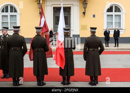 RIGA, LETTLAND. 22. März 2023 Offizielle Begrüßung von H.E. Dr. George Vella, Präsident von Malta, und Frau Miriam Vella. Schloss Riga. Stockfoto