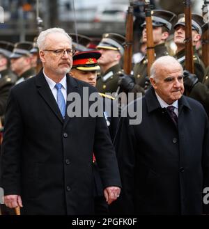 RIGA, LETTLAND. 22. März 2023 Offizielle Begrüßung von H.E. Dr. George Vella, Präsident von Malta, und Frau Miriam Vella. Schloss Riga. Stockfoto