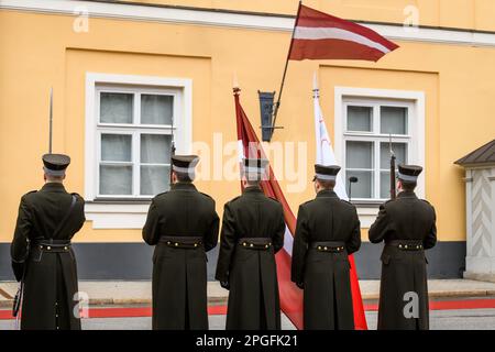 RIGA, LETTLAND. 22. März 2023 Offizielle Begrüßung von H.E. Dr. George Vella, Präsident von Malta, und Frau Miriam Vella. Schloss Riga. Stockfoto