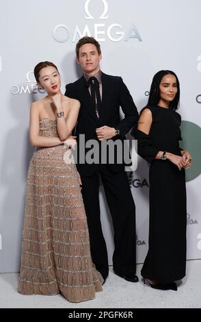 Zhou Dongyu, Eddie Redmayne und Zoe Kravitz, die an der internationalen Einführungsveranstaltung für Omega Aqua Terra Shades in den Embankment Galleries im Somerset House, London, teilnahmen. Bilddatum: Mittwoch, 22. März 2023. Stockfoto