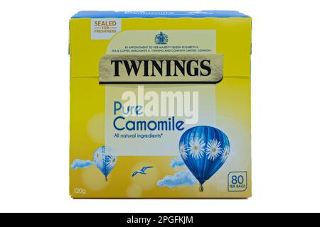 Irvine, Schottland, Großbritannien – 12. März 2023: Eine Schachtel mit reinen Kamillenteppichen von Twinings in einer recycelbaren Schachtel aus Pappe mit Grafiken einschließlich des U Stockfoto