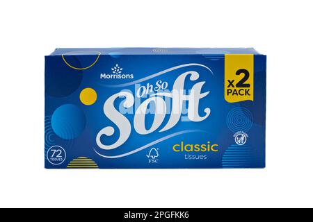 Irvine, Schottland, Großbritannien – 12. März 2023: Morrisons hat klassische Oh-so Soft-Tücher in einem vollständig recycelbaren Karton mit Grafikdesign Stockfoto
