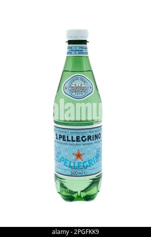 Irvine, Schottland, Großbritannien – 12. März 2023: Mineralwasser der Marke Sanpellegrino in einer zu 30 % recycelten Plastikflasche mit Grafiken und Informationsrelevanz Stockfoto