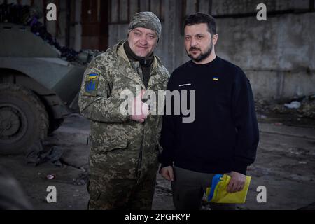 Bakhmut, Ukraine. 22. März 2023. Der ukrainische Präsident Wolodymyr Zelenskyy, rechts, posiert mit einem Soldaten während eines Besuchs an den Frontpositionen in der Region Donezk am 22. März 2023 in Bakhmut, Ukraine. Zelenskyy hat die Moral erhöht und den Soldaten, die sich gegen die russische Invasion verteidigen, staatliche Medaillen verliehen. Kredit: Pool Photo/Pressestelle Des Ukrainischen Präsidenten/Alamy Live News Stockfoto