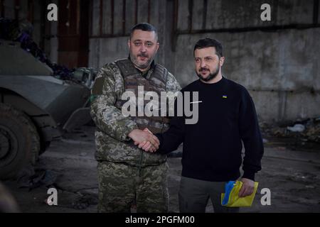 Bakhmut, Ukraine. 22. März 2023. Der ukrainische Präsident Wolodymyr Zelenskyy, rechts, posiert mit einem Soldaten während eines Besuchs an den Frontpositionen in der Region Donezk am 22. März 2023 in Bakhmut, Ukraine. Zelenskyy hat die Moral erhöht und den Soldaten, die sich gegen die russische Invasion verteidigen, staatliche Medaillen verliehen. Kredit: Pool Photo/Pressestelle Des Ukrainischen Präsidenten/Alamy Live News Stockfoto