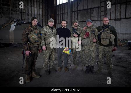 Bakhmut, Ukraine. 22. März 2023. Der ukrainische Präsident Wolodymyr Zelenskyy, Zentrum, posiert mit Soldaten, die während eines Besuchs an der Front in der Region Donezk am 22. März 2023 in Bakhmut, Ukraine, Positionen verteidigen. Kredit: Pool Photo/Pressestelle Des Ukrainischen Präsidenten/Alamy Live News Stockfoto