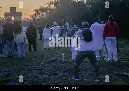 Nicht exklusiv: DZIBILCHALTUN, YUCATAN, MEXIKO - 21. MÄRZ: Wie jedes Jahr, am 21. März, war es möglich, die Frühlingsequinox im Archäo zu bewundern Stockfoto