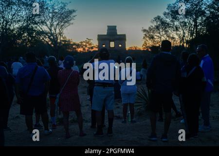 Nicht exklusiv: DZIBILCHALTUN, YUCATAN, MEXIKO - 21. MÄRZ: Wie jedes Jahr, am 21. März, war es möglich, die Frühlingsequinox im Archäo zu bewundern Stockfoto