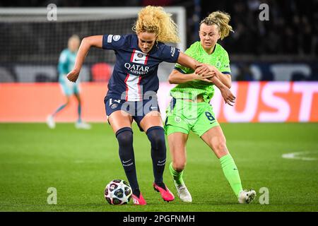 Paris, Frankreich, Frankreich. 22. März 2023. Kheira HAMRAOUI von PSG und Lena LATTWEIN von Wolfsburg während des UEFA Women's Champions League-Spiels zwischen Paris Saint-Germain und Verein fur Leibesubungen Wolfsburg (VfL) im Parc des Princes Stadium am 22. März 2023 in Paris, Frankreich. (Kreditbild: © Matthieu Mirville/ZUMA Press Wire) NUR REDAKTIONELLE VERWENDUNG! Nicht für den kommerziellen GEBRAUCH! Stockfoto