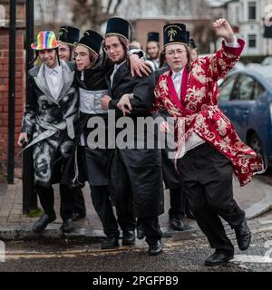 Junge jüdische Jungs feiern im Purim 2023 auf den Straßen von Stamford Hill im Norden Londons. Stockfoto