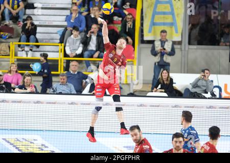 Verona, Italien. 22. März 2023. Service of Ivan Zaytsev during Playoff - WithU Verona VS Cucine Lube Civitanova, Volleyball Italian Serie A Men SuperLeague Championship in Verona, Italien, März 22 2023 Kredit: Independent Photo Agency/Alamy Live News Stockfoto