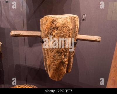 Ein Seil, das in der Ropery Gallery, Historic Dockyard Chatham, Kent, Großbritannien, oben ausgestellt wird. Stockfoto