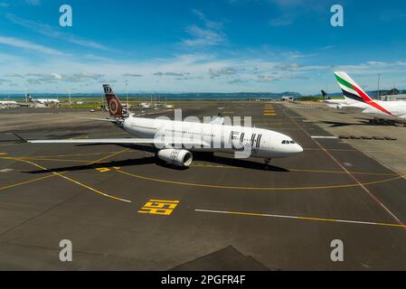 Fidschi Airways Airbus A330 Flugzeug DQ-FJV Taxifahrt zum Stand am Auckland Airport, Neuseeland. Rollbahnmarkierungen zum Tor Stockfoto