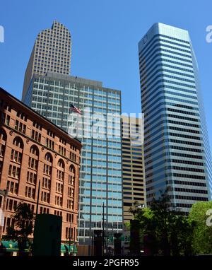 Hochhaus im Business District in Denver, Colorado, USA an einem sonnigen Tag im Juni Stockfoto