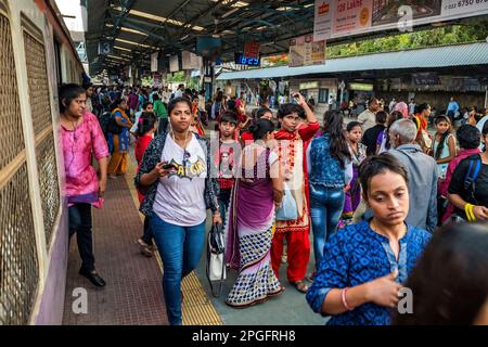 Hauptverkehrszeit Am Hauptbahnhof Von Mumbai, Mumbai, Indien Stockfoto