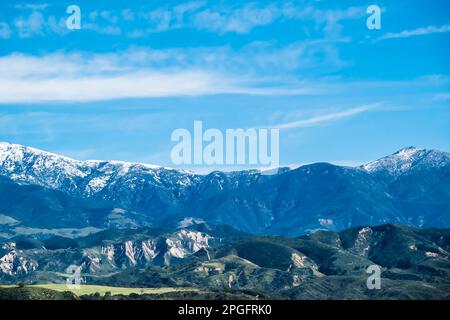 Die schneebedeckten Gipfel der Santa Ynez Berge im Winter, nachdem ein stimmungsvoller Fluss enorme Mengen an Feuchtigkeit in die Gegend brachte. Stockfoto