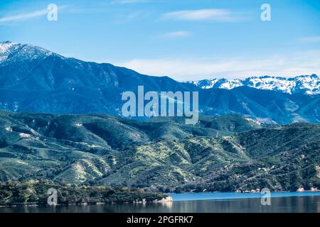 Die schneebedeckten Gipfel der Santa Ynez Berge im Winter, nachdem ein stimmungsvoller Fluss enorme Mengen an Feuchtigkeit in die Gegend brachte. Stockfoto