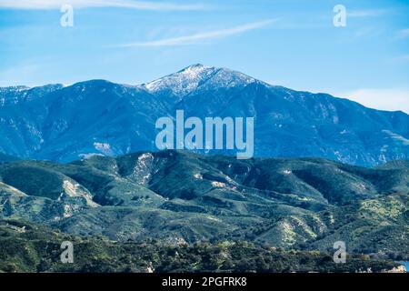 Die schneebedeckten Gipfel der Santa Ynez Berge im Winter, nachdem ein stimmungsvoller Fluss enorme Mengen an Feuchtigkeit in die Gegend brachte. Stockfoto