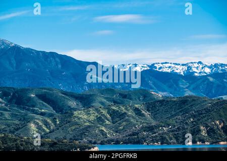 Die schneebedeckten Gipfel der Santa Ynez Berge im Winter, nachdem ein stimmungsvoller Fluss enorme Mengen an Feuchtigkeit in die Gegend brachte. Stockfoto