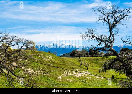 Die schneebedeckten Gipfel der Santa Ynez Berge im Winter, nachdem ein stimmungsvoller Fluss enorme Mengen an Feuchtigkeit in die Gegend brachte. Stockfoto