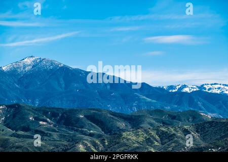 Die schneebedeckten Gipfel der Santa Ynez Berge im Winter, nachdem ein stimmungsvoller Fluss enorme Mengen an Feuchtigkeit in die Gegend brachte. Stockfoto