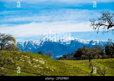 Die schneebedeckten Gipfel der Santa Ynez Berge im Winter, nachdem ein stimmungsvoller Fluss enorme Mengen an Feuchtigkeit in die Gegend brachte. Stockfoto