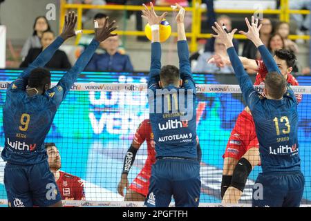 Verona, Italien. 22. März 2023. Block by WithU Verona während Playoff - WithU Verona VS Cucine Lube Civitanova, Volleyball Italian Serie A Men SuperLeague Championship in Verona, Italien, März 22 2023 Kredit: Independent Photo Agency/Alamy Live News Stockfoto