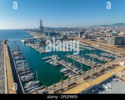 Badalona, Spanien - 22. Februar 2023: Der Hafen von Marina de Badalona ist ein Hafen und Fischereihafen in der Stadt Badalona, Provinz Barcelo Stockfoto