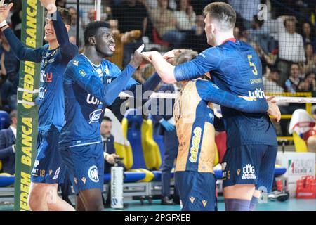 Verona, Italien. 22. März 2023. Exultation of WithU Verona during Playoff - WithU Verona VS Cucine Lube Civitanova, Volleyball Italian Serie A Men SuperLeague Championship in Verona, Italien, März 22 2023 Kredit: Independent Photo Agency/Alamy Live News Stockfoto